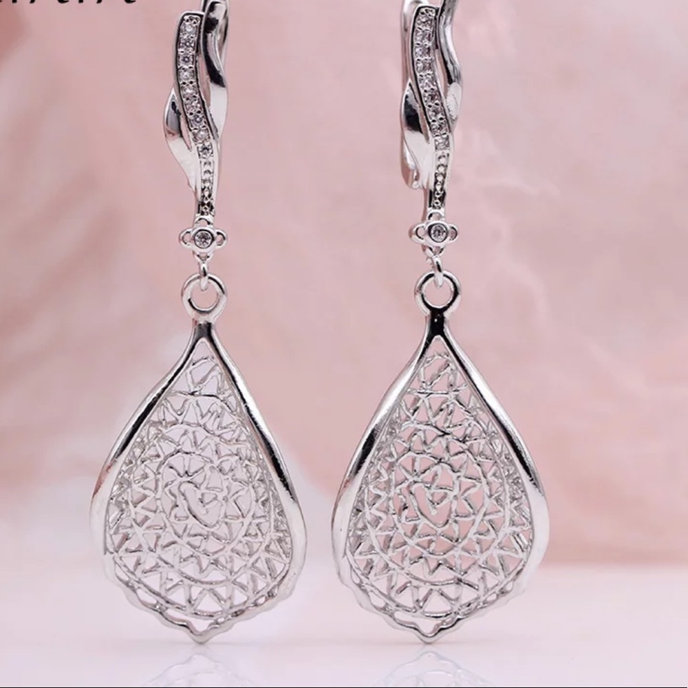 🌟 Platinum Plated CZ Earrings